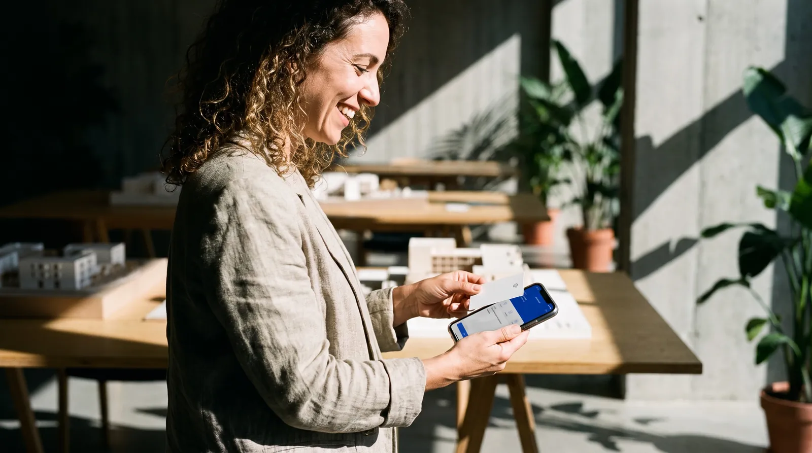 Una arquitecta acerca su tarjeta NFC al móvil y se abre su tarjeta digital
